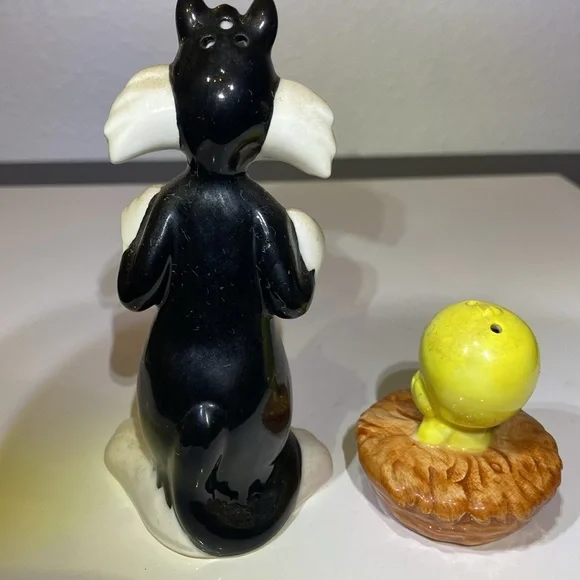 Vintage Tweety Bird and Sylvester Salt and Pepper Set.. - Picture 6 of 8